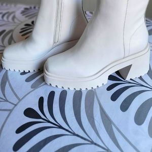 A pair of woman boots 71/2